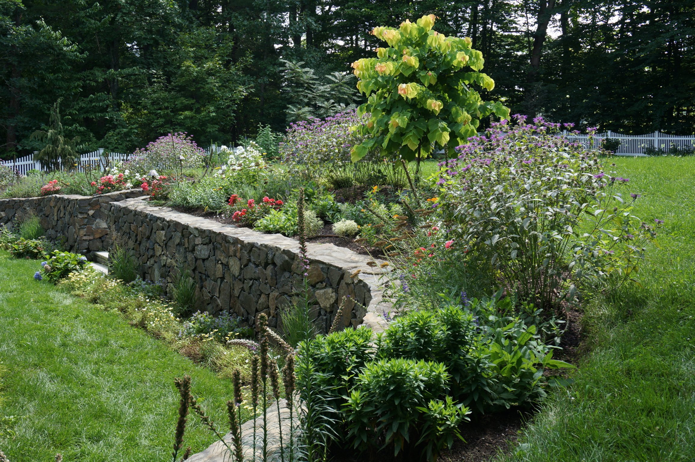 hardscape-retaining-wall-with-flowers