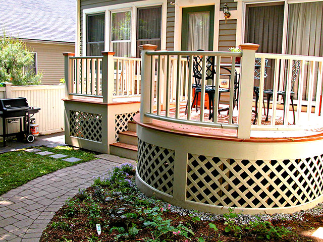 backyard-entertainment-area-with-deck