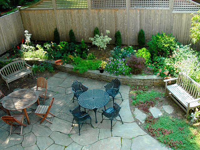 backyard-entertainment-area-with-patio
