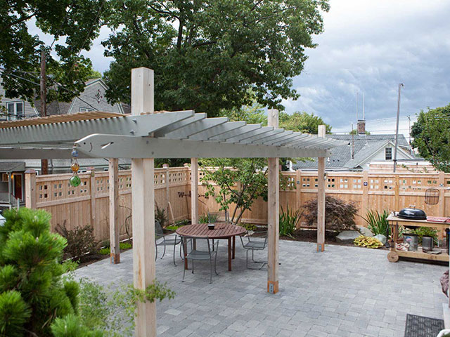 backyard-entertainment-area-with-pergola