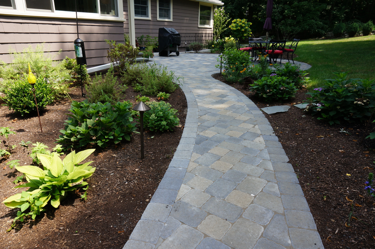 walkway-to-curved-patio