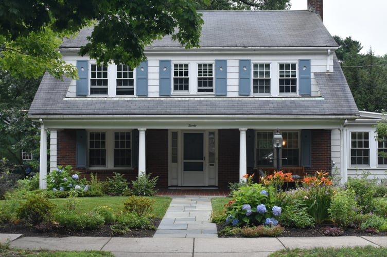 1-welcoming-front-yard