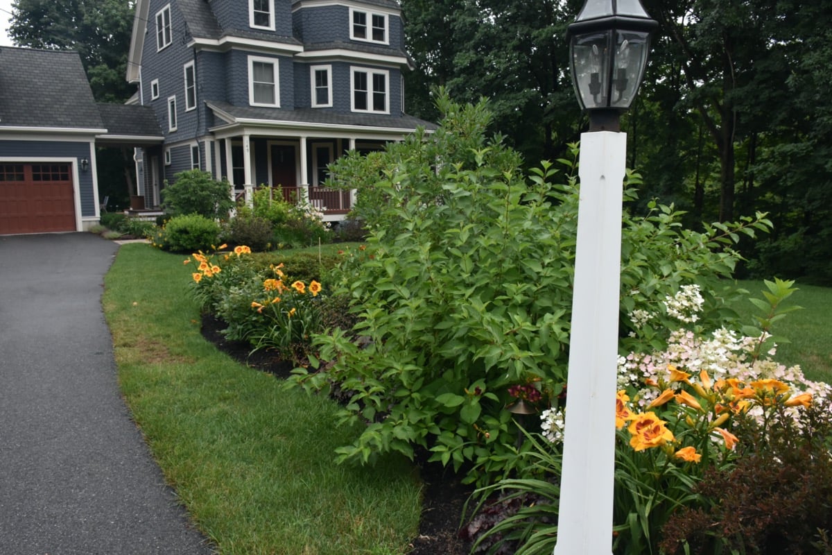 8-welcoming-front-yard