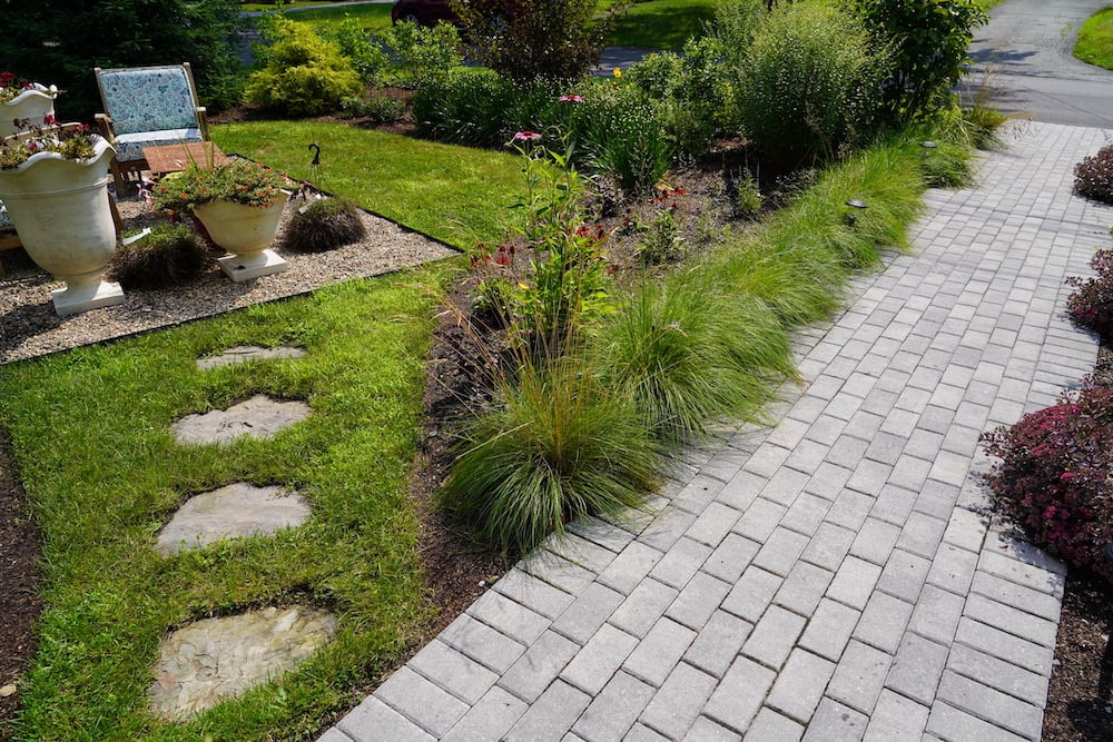 Outdoor Walkway Ideas: How to Make Your Outdoor Walkway Look Great and Stay Safe