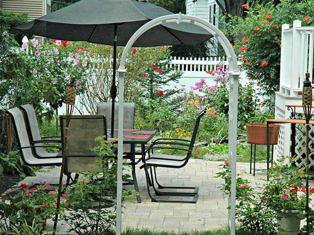 backyard-entertainment-area-with-garden