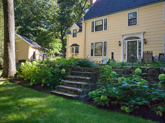 backyard-entertainment-area-with-sitting-area.jpg